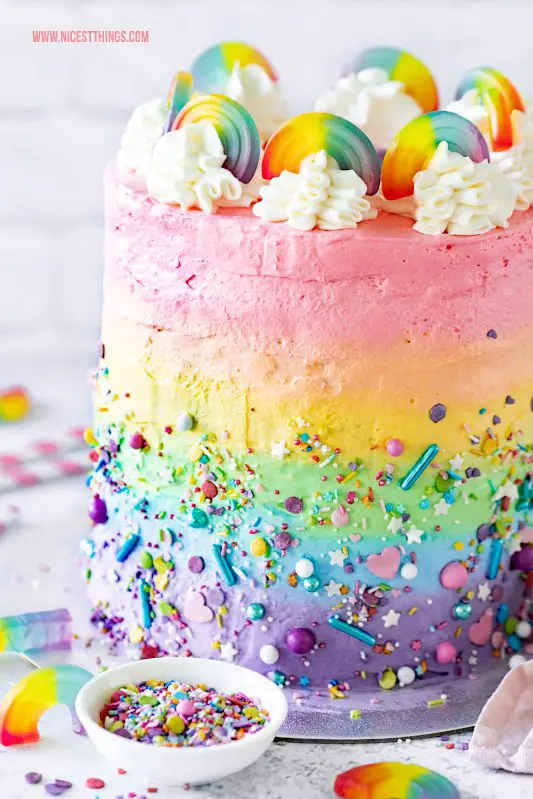 Regenbogentorte Regenbogenkuchen Regenbogen Buttercreme Wilton gelfarben Hochzeit Hochzeitstorte Geburtstag Rainbow Cake #regenbogentorte #regenbogenkuchen #rainbowcake #hochzeitstorte #hochzeit #cakeart #motivtorten #regenbogen