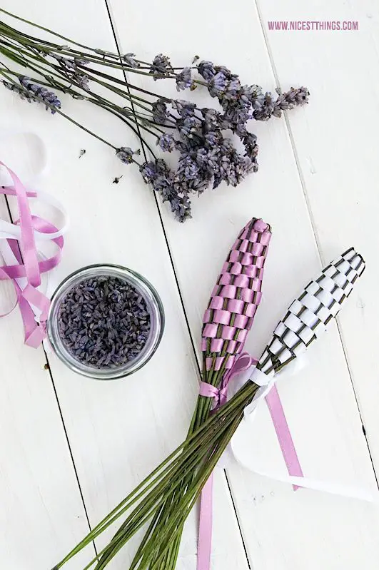 Lavendel flechten Lavendelstab flechten Lavendelstäbe mit Band weben basteln Anleitung #lavendel #lavendelflechten #lavendelstab #lavendelkeulen #diy #raumduft