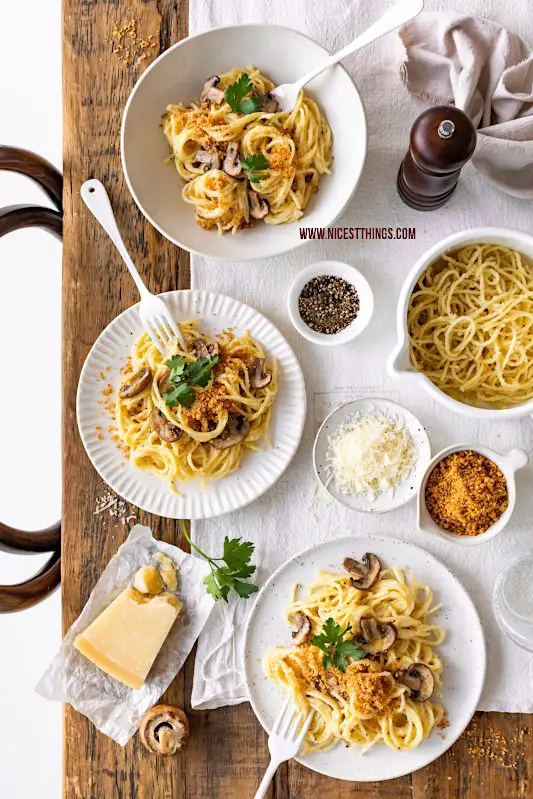 Nudeln mit Käsesauce Spaghetti mit Käsesosse Pasta Formaggi Rezept mit Pilzen und Butterbröseln Käsenudeln 3 Glocken #nudeln #pasta #käsesauce #käsesosse #käsepasta #käsenudeln #spaghetti #formaggi #3glocken #EinePortionHerzlichkeit #foodphotography #foodstyling