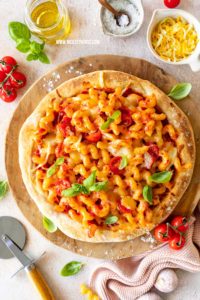 Pizza Pasta Nudelpizza Rezept, Pizza mit Nudeln, Tomaten, Mozzarella 3 GLOCKEN #EinePortionHerzlichkeit #3glocken #nudeln #pasta #pastarezepte #pizzarezepte #kreativerezepte #rezeptefuerkinder