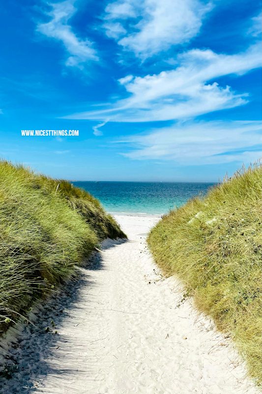 Strandaufgang in der Bretagne Dünen Meer blauer Himmel