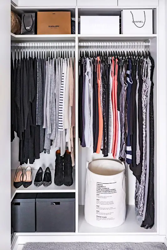 Begehbarer Kleiderschrank Tipps zur Gestaltung und Ordnung Wäschesack #begehbarerkleiderschrank #kleiderschrank #tipps #interior #ordnung #kleiderbügel #ankleide