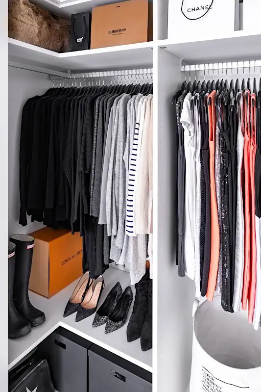 Begehbarer Kleiderschrank Tipps zur Gestaltung und Ordnung Louis Vuitton Hunter Givenchy Chanel Burberry #begehbarerkleiderschrank #kleiderschrank #tipps #interior #ordnung #kleiderbügel #ankleide