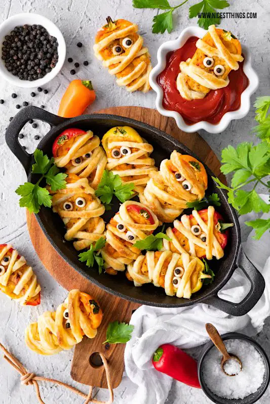 Paprika Mumien Halloween Rezept Mini Paprika Blätterteig Fingerfood Snacks Hummus Megagut #halloween #paprikamumien #mumien #paprika #fingerfood #snacks