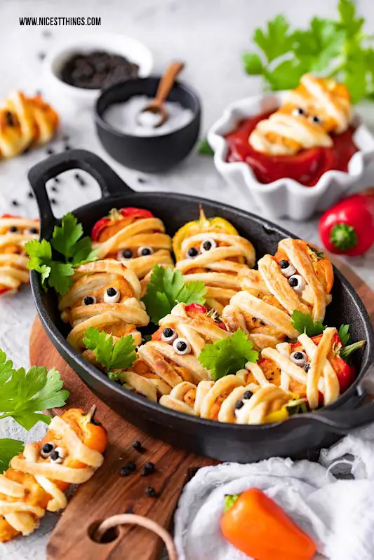 Paprika Mumien Halloween Rezept Mini Paprika Blätterteig Fingerfood Snacks Hummus Megagut #halloween #paprikamumien #mumien #paprika #fingerfood #snacks