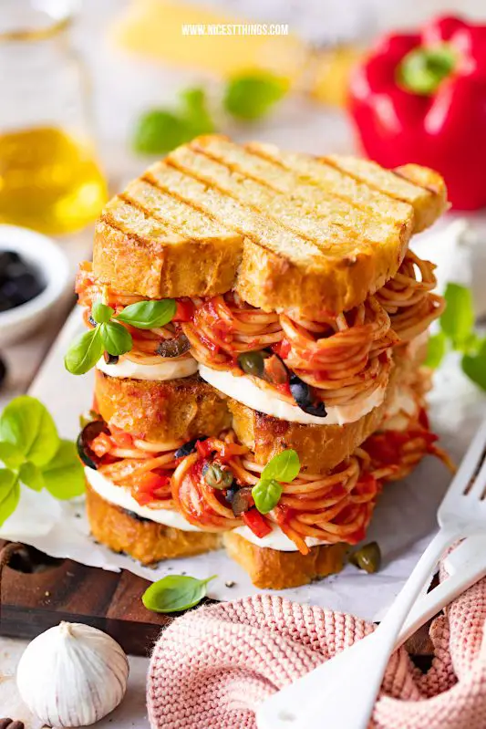 Spaghetti Sandwich Rezept Spaghetti on Toast mit Mozzarella Paprika Kapern #spaghetti #pasta #sandwich #spaghettisandwich #mutti #muttipomodoro #muttitomaten