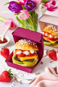 Süße Burger Rezept mit Früchten, Schokolade und Maintal Hiffenmark: die Geschenkidee zum Muttertag. Mit DIY Burger Box Vorlage und Anleitung zum selber machen. #suesseburger #muttertag #burgerbox #diy #burgerboxvorlage #geschenkideen #maintal #hiffenmark