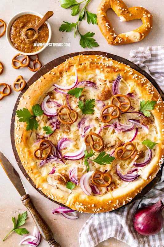 Brezel Pizza Brizza Rezept Laugenbrezel Pizza mit Schmand, Sauerkraut, suessem Senf, roten Zwiebeln #brizza #brezelpizza #brezel #pizza #bayerischepizza