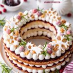 Weihnachtskranz-Torte backen mit Cranberries, Mandelbiskuit und Vanillecreme Rezept Weihnachtstorte Torte mit Maintal Cranberry Konfitüre #weihnachtskranz #torte #weihnachten #weihnachtstorte #cranberry #maintal