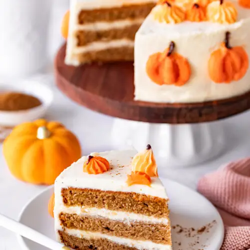 Pumpkin Spice Torte Rezept mit Frischkaese Creme Kuerbis Gewuerz Kuchen #pumpkinspice #torte #pumpkinspicecake #kuerbistorte #kuerbiskuchen #kuerbisrezepte #tortenrezepte