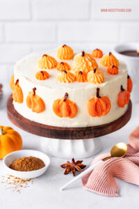 Pumpkin Spice Torte Rezept mit Frischkaese Creme Kuerbis Gewuerz Kuchen #pumpkinspice #torte #pumpkinspicecake #kuerbistorte #kuerbiskuchen #kuerbisrezepte #tortenrezepte