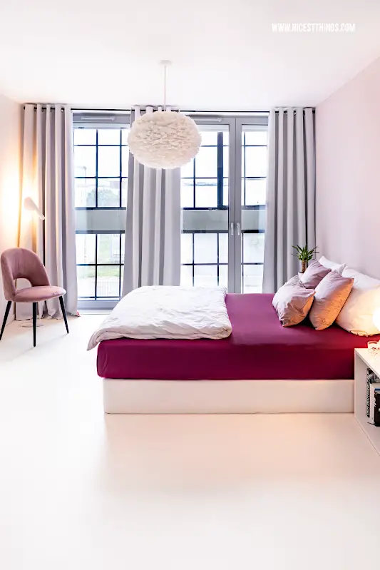 Verdunkelungsvorhaenge fürs Schlafzimmer in Misty White von Schuette #verdunkelungsvorhaenge #schuette #vorhaenge #schlafzimmer #interior #loft