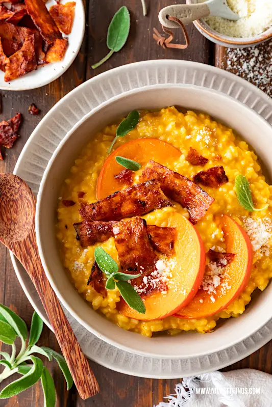 Veganes Kürbisrisotto Rezept mit veganem Bacon aus Reispapier und Maintal Hiffenmark Hagebutten-Konfitüre #risotto #kuerbis #kuerbisrisotto #vegan #veganerbacon #veganesrisotto #maintal #hiffenmark #hagebuttenkonfituere