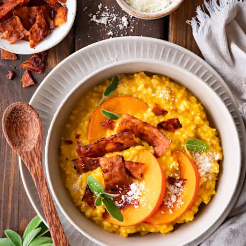 Veganes Kürbisrisotto Rezept mit veganem Bacon aus Reispapier und Maintal Hiffenmark Hagebutten-Konfitüre #risotto #kuerbis #kuerbisrisotto #vegan #veganerbacon #veganesrisotto #maintal #hiffenmark #hagebuttenkonfituere