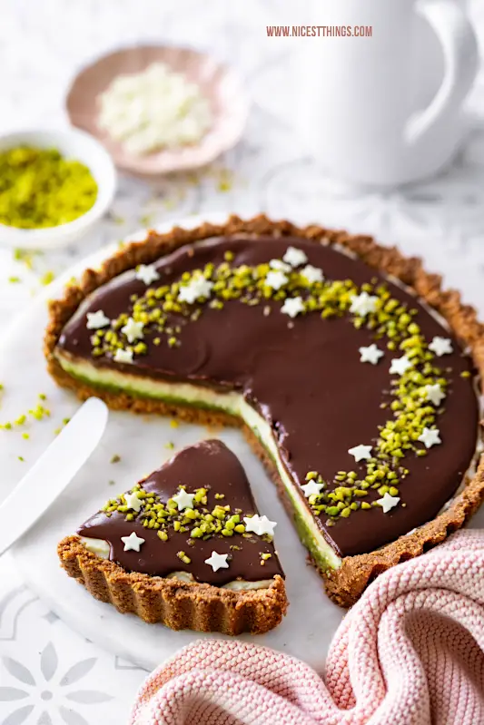 Mozartkugel-Tarte Rezept mit Pistazien, Marzipan und Nougat #mozartkugel #tarte #mozartkugeltarte #pistazien #pistazientarte #nougat #marzipan