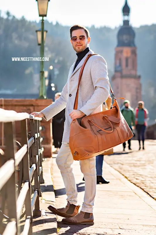 Leder-Reisetasche von Travelbags.de: The Chesterfield Brand Portsmouth Farbe Cognac City Trip Heidelberg Alte Brücke #leder #reisetasche #lederreisetasche #ledertasche #travelbags #thechesterfieldbrand #cognac #malemodel #citytrip #heidelberg