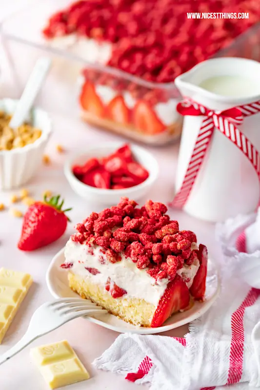 Der virale Food-Trend: Krunchoco Cake / Crunchoco Cake / Lazy Cat Cake von Ahmad Al Zamel! Hier eine Variante mit Erdbeeren und weißer Schokolade. Mega lecker mit vier Schichten aus Kuchen, Creme, Ganache und knusprigen Schoko-Haferpops! #crunchoco #crunchococake #krunchoco #krunchococake #lazycatcake #ahmadalzamelcake #foodtrend #viralfood #erdbeeren #weisseschokolade