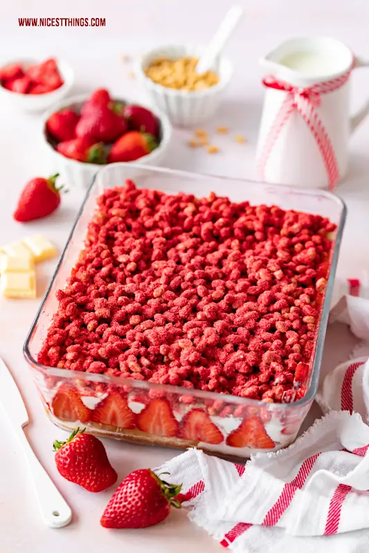 Der virale Food-Trend: Krunchoco Cake / Crunchoco Cake / Lazy Cat Cake von Ahmad Al Zamel! Hier eien Variante mit Erdbeeren und weißer Schokolade. Mega lecker mit vier Schichten aus Kuchen, Creme, Ganache und knusprigen Schoko-Haferpops! #crunchoco #crunchococake #krunchoco #krunchococake #lazycatcake #ahmadalzamelcake #foodtrend #viralfood #erdbeeren #weisseschokolade