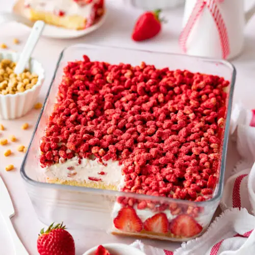 Der virale Food-Trend: Krunchoco Cake / Crunchoco Cake / Lazy Cat Cake von Ahmad Al Zamel! Hier eine Variante mit Erdbeeren und weißer Schokolade. Mega lecker mit vier Schichten aus Kuchen, Creme, Ganache und knusprigen Schoko-Haferpops! #crunchoco #crunchococake #krunchoco #krunchococake #lazycatcake #ahmadalzamelcake #foodtrend #viralfood #erdbeeren #weisseschokolade