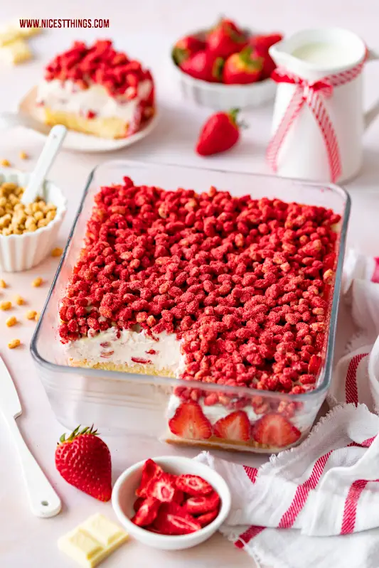 Der virale Food-Trend: Krunchoco Cake / Crunchoco Cake / Lazy Cat Cake von Ahmad Al Zamel! Hier eine Variante mit Erdbeeren und weißer Schokolade. Mega lecker mit vier Schichten aus Kuchen, Creme, Ganache und knusprigen Schoko-Haferpops! #crunchoco #crunchococake #krunchoco #krunchococake #lazycatcake #ahmadalzamelcake #foodtrend #viralfood #erdbeeren #weisseschokolade