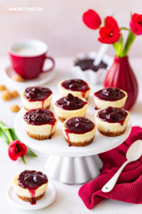 Mini Cheesecakes mit Kirschen: Rezept zum Muttertag mit Sauerkirsche Konfitüre extra von Maintal. Passend zum Cherry Vibes Trend! #cheesecake #minicheesecake #muttertag #maintal #kirschen #cherryvibes #konfitüre #backenmitmaintal #trendrezept