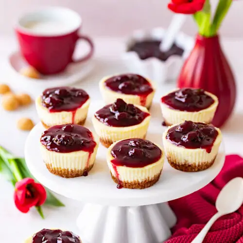 Mini Cheesecakes mit Kirschen: Rezept zum Muttertag mit Sauerkirsche Konfitüre extra von Maintal. Passend zum Cherry Vibes Trend! #cheesecake #minicheesecake #muttertag #maintal #kirschen #cherryvibes #konfitüre #backenmitmaintal #trendrezept