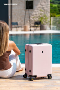 Level8 Koffer Test: Luminous Textured Carry On Pink Handkoffer, Produkttest und Produktfotos im Italien-Urlaub im Arcadia Wine Resort Soave am Pool #koffer #handkoffer #produkttest #urlaub #italien #pool