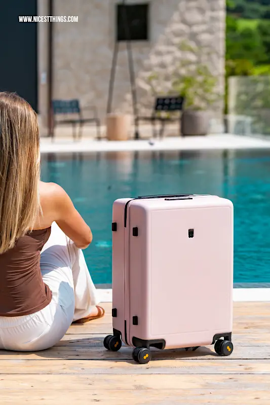 Level8 Koffer Test: Luminous Textured Carry On Pink Handkoffer Rollkoffer, Produkttest und Produktfotos im Italien-Urlaub im Arcadia Wine Resort Soave am Pool #koffer #handkoffer #rollkoffer #produkttest #urlaub #italien #pool