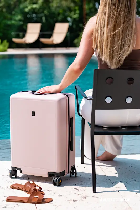 Level8 Koffer Test: Luminous Textured Carry On Pink Handkoffer, Produkttest und Produktfotos im Italien-Urlaub im Arcadia Wine Resort Soave am Pool #koffer #handkoffer #produkttest #urlaub #italien #pool