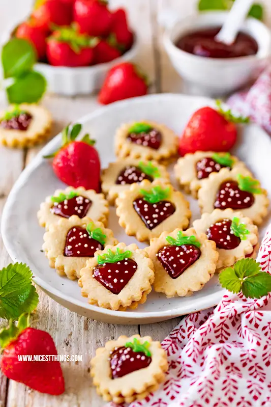 Erdbeer Kekse Erdbeer Plaetzchen Sommer Ausstecher mit Erdbeermarmelade Maintal Fruchtaufstrich Erdbeere mit Johannisbeere #erdbeerkekse #erdbeeren #kekse #ausstecher #plaetzchen #erdbeerplaetzchen #maintal #backenmitmaintal #erdbeerkonfituere #fruchtaufstrich