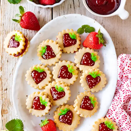 Erdbeer Kekse Erdbeer Plaetzchen Sommer Ausstecher mit Erdbeermarmelade Maintal Fruchtaufstrich Erdbeere mit Johannisbeere #erdbeerkekse #erdbeeren #kekse #ausstecher #plaetzchen #erdbeerplaetzchen #maintal #backenmitmaintal #erdbeerkonfituere #fruchtaufstrich