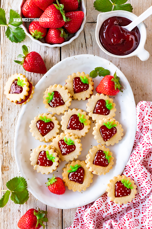 Erdbeer Kekse Erdbeer Plaetzchen Sommer Ausstecher mit Erdbeermarmelade Maintal Fruchtaufstrich Erdbeere mit Johannisbeere #erdbeerkekse #erdbeeren #kekse #ausstecher #plaetzchen #erdbeerplaetzchen #maintal #backenmitmaintal #erdbeerkonfituere #fruchtaufstrich