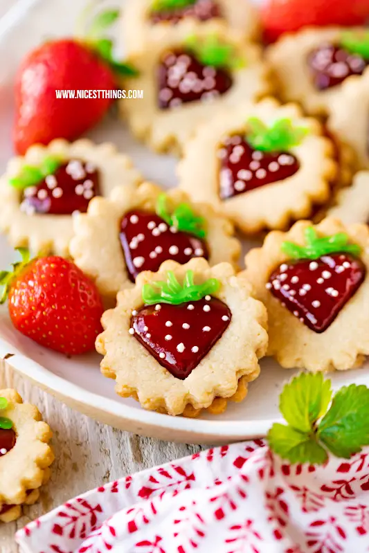 Erdbeer Kekse Erdbeer Plaetzchen Sommer Ausstecher mit Erdbeermarmelade Maintal Fruchtaufstrich Erdbeere mit Johannisbeere #erdbeerkekse #erdbeeren #kekse #ausstecher #plaetzchen #erdbeerplaetzchen #maintal #backenmitmaintal #erdbeerkonfituere #fruchtaufstrich