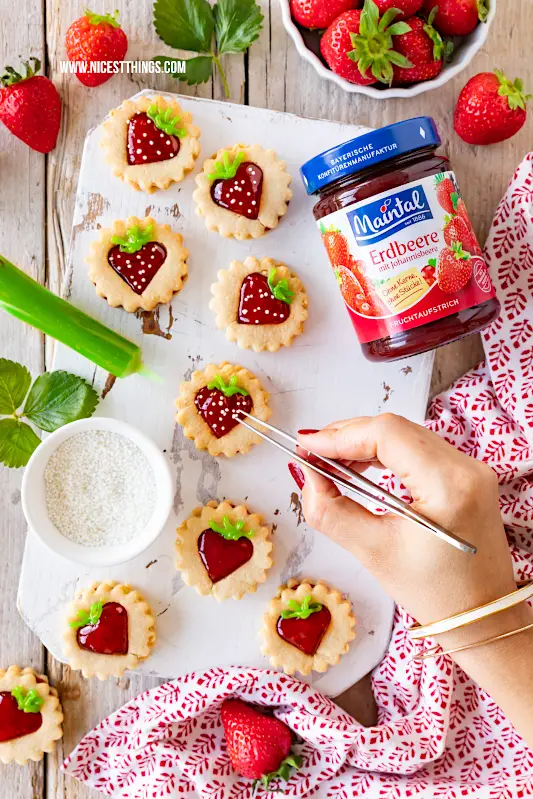 Erdbeer Kekse Erdbeer Plaetzchen Sommer Ausstecher mit Erdbeermarmelade Maintal Fruchtaufstrich Erdbeere mit Johannisbeere #erdbeerkekse #erdbeeren #kekse #ausstecher #plaetzchen #erdbeerplaetzchen #maintal #backenmitmaintal #erdbeerkonfituere #fruchtaufstrich