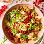 Tortellinisalat Rezept mit Ziegenkaese, Rucola, Johannisbeeren und Pinienkernen: Meal Prep für Berufstätige, schnelles, gesundes Tortellini Salat Rezept fürs Home Office #tortellinisalat #tortellini #salat #rezept #mealprep #ziegenkaese #johannisbeeren #rucola #nudelsalat #pastasalat