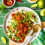 Crispy Reis Salat Rezept: Crispy Rice glasiert mit Maintal Hagebutten-Konfitüre, dazu Gurke, Avocado, Edamame und Chili #crispyricesalad #crispyrice #crispyreis #maintal #kochenmitmaintal #hagebuttenkonfituere #hiffenmark #trendrezept #vegan #veganerezepte