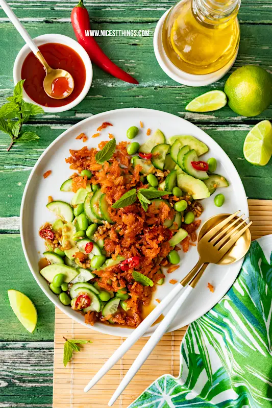 Crispy Reis Salat Rezept: Crispy Rice glasiert mit Maintal Hagebutten-Konfitüre, dazu Gurke, Avocado, Edamame und Chili #crispyricesalad #crispyrice #crispyreis #maintal #kochenmitmaintal #hagebuttenkonfituere #hiffenmark #trendrezept #vegan #veganerezepte