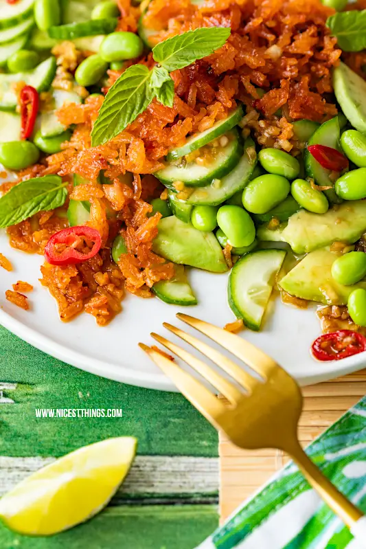 Crispy Reis Salat Rezept: Crispy Rice glasiert mit Maintal Hagebutten-Konfitüre, dazu Gurke, Avocado, Edamame und Chili #crispyricesalad #crispyrice #crispyreis #maintal #kochenmitmaintal #hagebuttenkonfituere #hiffenmark #trendrezept #vegan #veganerezepte