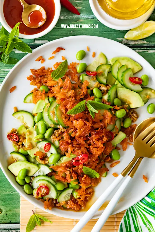 Crispy Reis Salat Rezept: Crispy Rice glasiert mit Maintal Hagebutten-Konfitüre, dazu Gurke, Avocado, Edamame und Chili #crispyricesalad #crispyrice #crispyreis #maintal #kochenmitmaintal #hagebuttenkonfituere #hiffenmark #trendrezept #vegan #veganerezepte