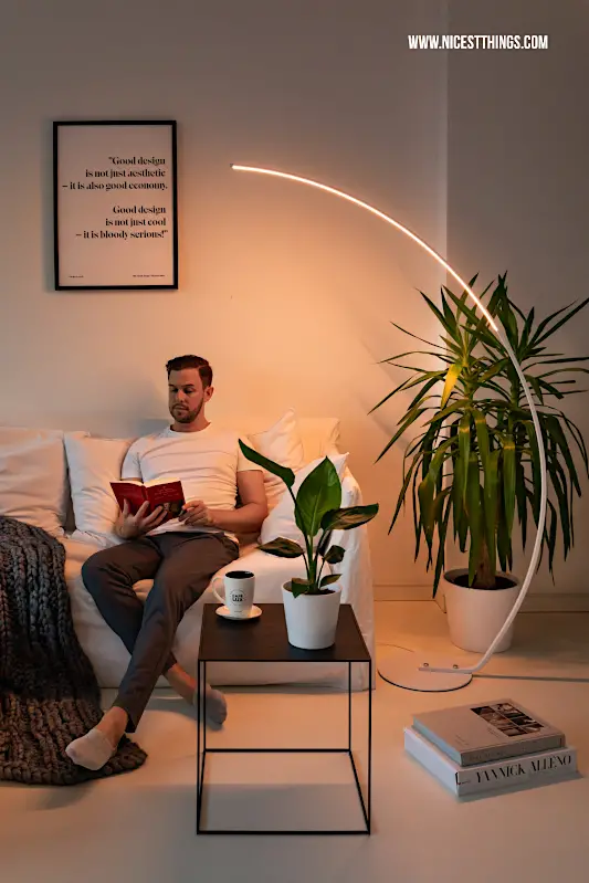 Lumière Design Erfahrung Test Stehleuchte Mavea gebogene Leseleuchte weiss Wohnzimmer Couch #lumiere #lumieredesign #stehleuchte #leseleuchte #mavea #designleuchte #wohnzimmer #couch