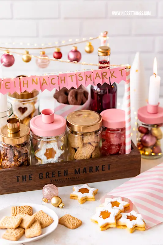 Weihnachtsmarkt to go basteln: Geschenkidee im Advent oder zu Weihnachten. Einfach selber machen aus Marmeladengläsern von Maintal und füllen mit gebrannten Mandeln, Spekulatius, Plätzchen, Glühwein, Bonbons, Kerzen und Kerzenhaltern aus Marmeladengläsern! #weihnachtsmarkttogo #weihnachtsgeschenk #geschenkidee #basteln #weihnachtsmarkt #selbermachen #kerzenhalter #maintal #marmeladengläser #plätzchen #maintalorange #orangenplätzchen #maintalkonfitüren