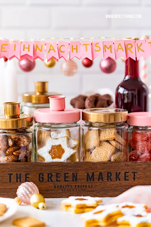 Weihnachtsmarkt to go basteln: Geschenkidee im Advent oder zu Weihnachten. Einfach selber machen aus Marmeladengläsern von Maintal und füllen mit gebrannten Mandeln, Spekulatius, Plätzchen, Glühwein, Bonbons, Kerzen und Kerzenhaltern aus Marmeladengläsern! #weihnachtsmarkttogo #weihnachtsgeschenk #geschenkidee #basteln #weihnachtsmarkt #selbermachen #kerzenhalter #maintal #marmeladengläser #plätzchen #maintalorange #orangenplätzchen #maintalkonfitüren