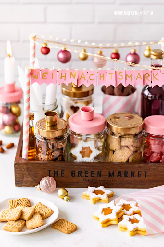 Weihnachtsmarkt to go basteln: Geschenkidee im Advent oder zu Weihnachten. Einfach selber machen aus Marmeladengläsern von Maintal und füllen mit gebrannten Mandeln, Spekulatius, Plätzchen, Glühwein, Bonbons, Kerzen und Kerzenhaltern aus Marmeladengläsern! #weihnachtsmarkttogo #weihnachtsgeschenk #geschenkidee #basteln #weihnachtsmarkt #selbermachen #kerzenhalter #maintal #marmeladengläser #plätzchen #maintalorange #orangenplätzchen #maintalkonfitüren
