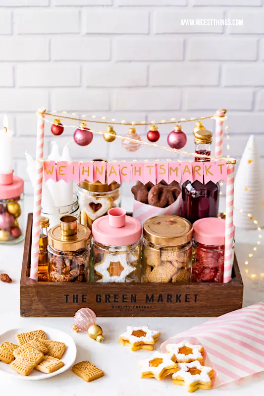 Weihnachtsmarkt to go basteln: Geschenkidee im Advent oder zu Weihnachten. Einfach selber machen aus Marmeladengläsern von Maintal und füllen mit gebrannten Mandeln, Spekulatius, Plätzchen, Glühwein, Bonbons, Kerzen und Kerzenhaltern aus Marmeladengläsern! #weihnachtsmarkttogo #weihnachtsgeschenk #geschenkidee #basteln #weihnachtsmarkt #selbermachen #kerzenhalter #maintal #marmeladengläser #plätzchen #maintalorange #orangenplätzchen #maintalkonfitüren