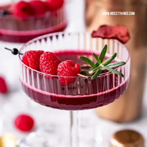 Alkoholfreier Cocktail mit roter Bete und Himbeeren: der Beet & Berry Mocktail 💕 #alkoholfreiecocktails #mocktail #rotebete #rotebeete #himbeeren #beetandberry #twoinabush