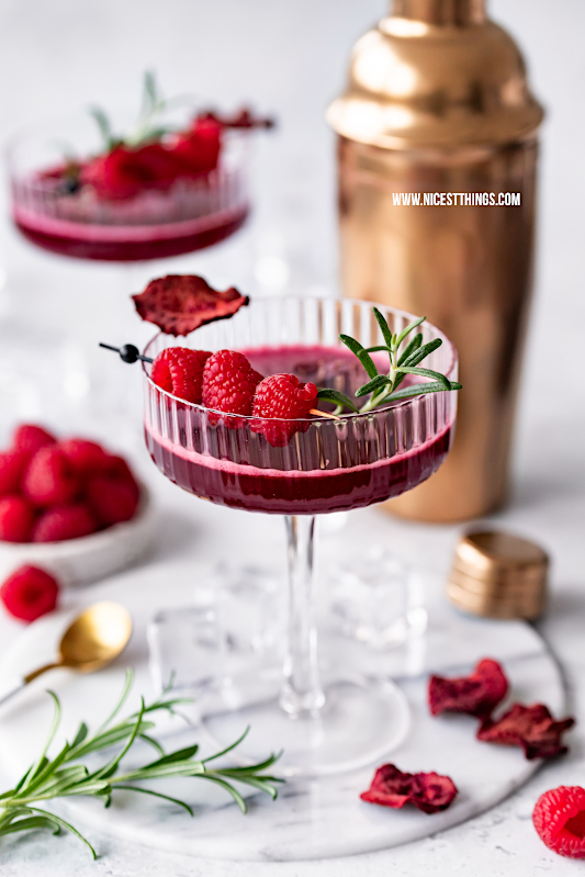 Alkoholfreier Cocktail mit roter Bete und Himbeeren: der Beet & Berry Mocktail 💕 #alkoholfreiecocktails #mocktail #rotebete #rotebeete #himbeeren #beetandberry #twoinabush