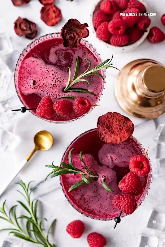 Alkoholfreier Cocktail mit roter Bete und Himbeeren: der Beet & Berry Mocktail 💕 #alkoholfreiecocktails #mocktail #rotebete #rotebeete #himbeeren #beetandberry #twoinabush
