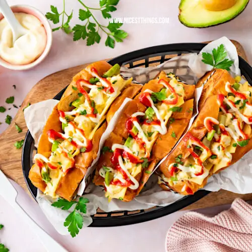 Egg Drop Sandwich - der Food-Trend aus Korea als veganes Rezept: getoastete Brioche-Scheiben, veganer Ei-frei-Salat von Popp, Avocado und Sriracha Mayo - Streetfood deluxe!#eggdropsandwich #vegan #streetfood #korea #sandwich #eggdrop #sriracha