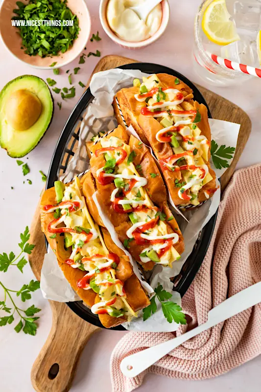 Egg Drop Sandwich - der Food-Trend aus Korea als veganes Rezept: getoastete Brioche-Scheiben, veganer Ei-frei-Salat von Popp, Avocado und Sriracha Mayo - Streetfood deluxe!#eggdropsandwich #vegan #streetfood #korea #sandwich #eggdrop #sriracha