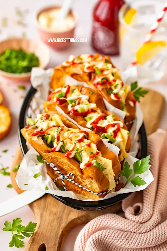 Egg Drop Sandwich - der Food-Trend aus Korea als veganes Rezept: getoastete Brioche-Scheiben, veganer Ei-frei-Salat von Popp, Avocado und Sriracha Mayo - Streetfood deluxe!#eggdropsandwich #vegan #streetfood #korea #sandwich #eggdrop #sriracha